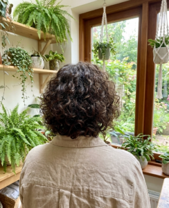 coupe cheveux bouclés marron coloration végétale